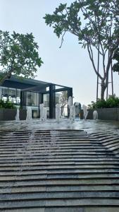 un bâtiment avec une fontaine devant lui dans l'établissement Shah alam,subang airport,elmina, à Shah Alam