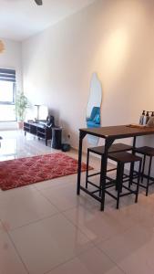 - un salon avec une table et une chaise dans l'établissement Shah alam,subang airport,elmina, à Shah Alam