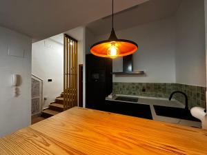 シエラネバダにあるGALATINO SUITE NEVADAのキッチン(木製テーブル、照明付)