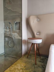 bagno con lavandino e doccia di Grande Hotel Thermas Nature & SPA a Termas de São Pedro do Sul