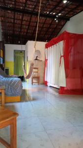 un soggiorno con amaca in camera di Casa em Gamboa a Gamboa
