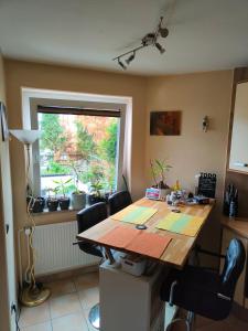 um escritório com uma mesa de madeira e uma janela em Gästezimmer em Hanôver