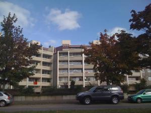 une voiture garée devant un bâtiment dans l'établissement Gästezimmer, à Hanovre