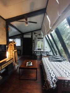 een slaapkamer in een huis met een bed en een tafel bij La Dorita cabaña de montaña in Bariloche