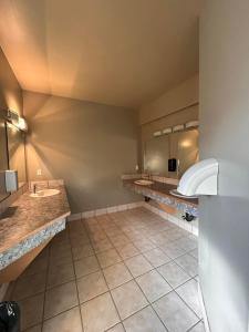 Mountain Magic في غولدن: حمام كبير مع مغسلتين ومرحاض
