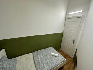 Postel nebo postele na pokoji v ubytování Bachelor Partition Room in Tecom Near Internet City Metro