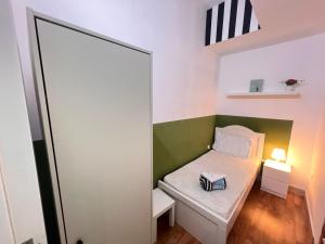Postel nebo postele na pokoji v ubytování Bachelor Partition Room in Tecom Near Internet City Metro