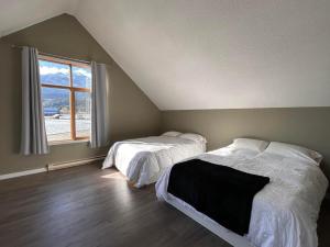 a bedroom with two beds and a window at Mountain Magic in Golden