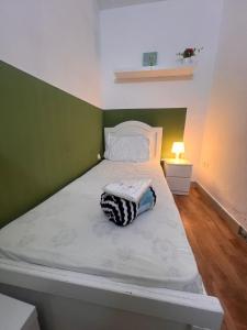 Tempat tidur dalam kamar di Bachelor Partition Room in Tecom Near Internet City Metro