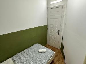 Postel nebo postele na pokoji v ubytování Bachelor Partition Room in Tecom Near Internet City Metro