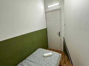Postel nebo postele na pokoji v ubytování Bachelor Partition Room in Tecom Near Internet City Metro
