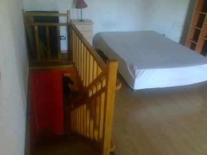 1 dormitorio con cama y escalera en Pileta quincho parque 8 personas grand bourg comfirmar reserva x telefono en Grand Bourg