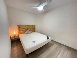 een slaapkamer met een bed en een plafondventilator bij Lemon & Blue -Céntrico-Nuevo-Grupos in Murcia