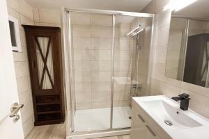 een witte badkamer met een douche en een wastafel bij Lemon & Blue -Céntrico-Nuevo-Grupos in Murcia