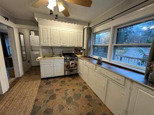 Kuchyňa alebo kuchynka v ubytovaní Escape to a Streamside Cabin in the Lower Catskills