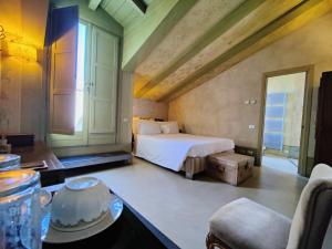 Un dormitorio con una cama y una mesa con un pastel en Casa Baladin camere di Charme e Agronidi dell'Open Garden en Piozzo