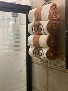 una pila de toallas en la pared del baño en Casa AMAR·i·LLA Céntrica, en Guadalajara
