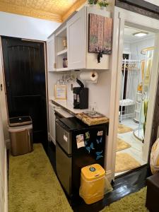 uma pequena cozinha com um balcão e um lavatório em Luxurious Bedroom with Private Bathroom em Fall River
