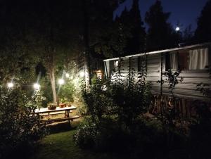 ein Haus mit einem Tisch im Hof in der Nacht in der Unterkunft La Dorita cabaña de montaña in San Carlos de Bariloche