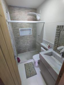 W łazience znajduje się prysznic, toaleta i umywalka. w obiekcie Casa de Praia - Guriri w mieście São Mateus