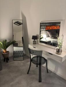 - une chambre avec un bureau, un lit et un miroir dans l'établissement Apartment Laurier, à Alsdorf