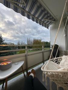 een persoon in een hangmat op een balkon bij Apartment Laurier in Alsdorf