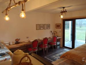 a kitchen and dining room with a table and chairs at Linda Cabaña pet friendly a orilla rio y bosque, cerca Termas in Panguipulli