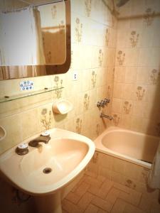 y baño con lavabo y bañera. en "A" SPAcio HOSTEL -HABITACION PRIVADA- en Mendoza