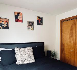 Dormitorio con cama con posters en la pared en Meritage, en Corvallis