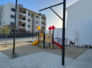 un parque infantil frente a un edificio de apartamentos en Casa NUEVA ¡San José del Cabo! en San José del Cabo