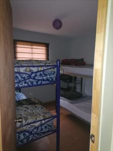 Zimmer mit 3 Etagenbetten in einem Zimmer in der Unterkunft Las Tinajas de Vega Ancoa in Linares