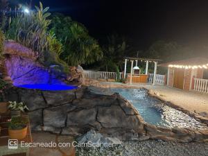 una piscina en un patio trasero por la noche en La mejor opción para tu descanso y recreación., en Mariquita