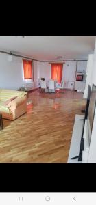sala de estar amplia con suelo de madera en Villa Krvavac, en Kula Norinska