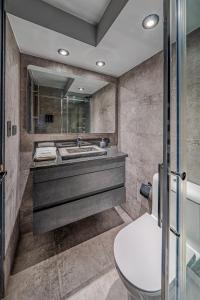 uma casa de banho com um lavatório, uma banheira e um WC. em Encomenderos Design Tech Comfort & Location em Santiago