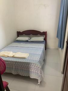 1 dormitorio con 1 cama con edredón azul en Apartamento na Pria do Francês AL., en Praia do Frances