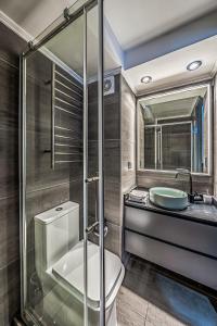 a bathroom with a toilet and a sink and a shower at Encomenderos Design Tech Comfort & Location in Santiago