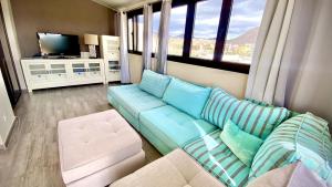 een woonkamer met een bank en een tv bij Oasis in Los Cristianos By Deihu Experiences in Arona
