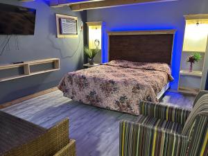 um quarto com uma cama e um sofá em Des Plaines Motel em Des Plaines