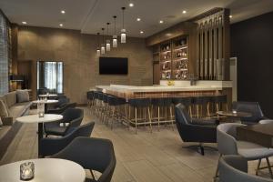 um restaurante com um bar e mesas e cadeiras em Residence Inn by Marriott Oakland Downtown em Oakland