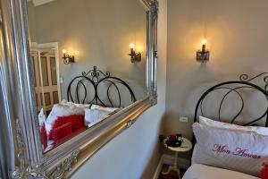 Letto o letti in una camera di The Ark Stanley Luxury Bed and Breakfast