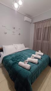 um quarto com uma cama com toalhas em M&M's house em Tessalônica