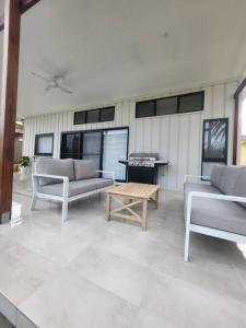 - un salon avec des canapés et une table basse dans l'établissement Coastal Pod, à Port Macquarie