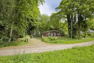 KirkhillにあるSatchwell Chalet on Reelig Estate - Dog Friendlyの未舗装道路沿いの小さな家
