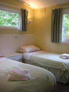 เตียงในห้องที่ Satchwell Chalet on Reelig Estate near Inverness