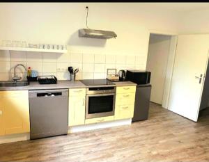 uma cozinha com um lavatório e um fogão forno superior em City Apartment Duisburg Netflix &Wlan & Kingsize Bett & Big TV & Central em Duisburg