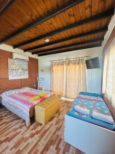 - une chambre avec 2 lits dans une chambre dotée de parquet dans l'établissement Departamento monoambiente para 4 personas, à Rivadavia