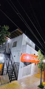 un bâtiment avec un panneau orange sur son côté dans l'établissement Departamento monoambiente para 4 personas, à Rivadavia