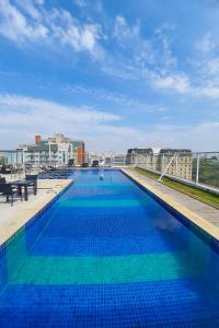 a large swimming pool on the roof of a building at SanLoft Expo Inn Tietê 03 Top 1 in Sao Paulo