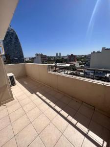 balcone con vista sulla città di Alquiler temporario General Paz- DOS DORMITORIOS Y COCHERA GRATUITA! a Córdoba