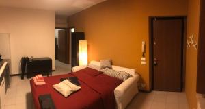 ein Schlafzimmer mit einem Bett und einem Sofa darin in der Unterkunft Garden Wine Suite in Verona